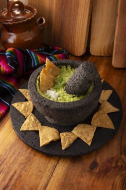 Guacamole. Avokado sosu ve tortilla cipsi ayrıca Nachos olarak da bilinir volkanik taş havan ve tokmak ile servis edilen bir kasede molcajete olarak da bilinir. Meksika ev yapımı sos tarifi çok popüler..
