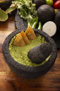 Guacamole. Avokado sosu ve tortilla cipsi ayrıca Nachos olarak da bilinir volkanik taş havan ve tokmak ile servis edilen bir kasede molcajete olarak da bilinir. Meksika usulü ev yapımı sos tarifi çok popüler..