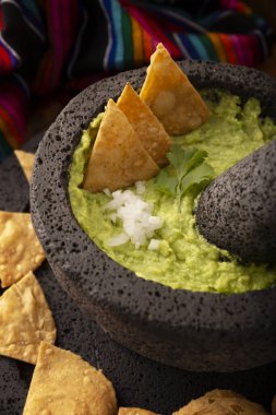 Guacamole. Avokado sosu ve tortilla cipsi ayrıca Nachos olarak da bilinir volkanik taş havan ve tokmak ile servis edilen bir kasede molcajete olarak da bilinir. Meksika ev yapımı sos tarifi çok popüler..