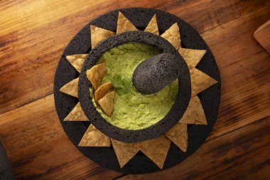 Guacamole. Avokado sosu ve tortilla cipsi ayrıca Nachos olarak da bilinir volkanik taş havan ve tokmak ile servis edilen bir kasede molcajete olarak da bilinir. Meksika ev yapımı sos tarifi çok popüler..