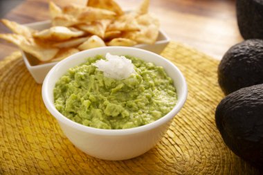 Guacamole. Avokado sosu, onu tüketmenin birçok yollarından biri de tortilla cipsleri üzerine yayılmasıdır. Meksika usulü ev yapımı sos tarifi çok popüler..