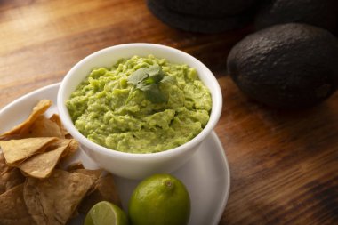 Guacamole. Avokado sosu, onu tüketmenin birçok yollarından biri de tortilla cipsleri üzerine yayılmasıdır. Meksika usulü ev yapımı sos tarifi çok popüler..