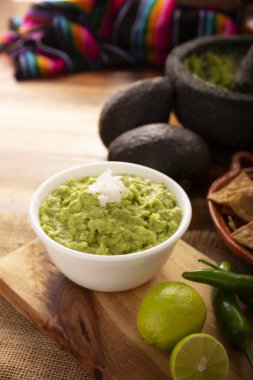 Guacamole. Avokado sosu, onu tüketmenin birçok yollarından biri de tortilla cipsleri üzerine yayılmasıdır. Meksika usulü ev yapımı sos tarifi çok popüler..