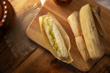 Tamale. Meksika ve bazı Latin Amerika ülkelerinin tipik İspanyol yemekleri. Mısır yaprağına sarılmış mısır hamuru. Tamaleler buğulandı..