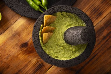 Guacamole. Avokado sosu ve tortilla cipsi ayrıca Nachos olarak da bilinir volkanik taş havan ve tokmak ile servis edilen bir kasede molcajete olarak da bilinir. Meksika usulü ev yapımı sos tarifi çok popüler..