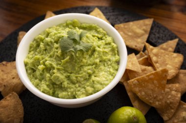 Guacamole. Avokado sosu, onu tüketmenin birçok yollarından biri de tortilla cipsleri üzerine yayılmasıdır. Meksika usulü ev yapımı sos tarifi çok popüler..