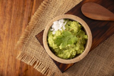 Guacamole. Avokado sosu, onu tüketmenin birçok yollarından biri de tortilla cipsleri üzerine yayılmasıdır. Meksika usulü ev yapımı sos tarifi çok popüler..