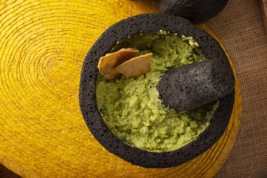 Guacamole. Avokado sosu ve tortilla cipsi ayrıca Nachos olarak da bilinir volkanik taş havan ve tokmak ile servis edilen bir kasede molcajete olarak da bilinir. Meksika usulü ev yapımı sos tarifi çok popüler..