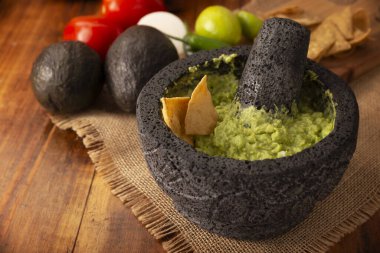 Guacamole. Avokado sosu ve tortilla cipsi ayrıca Nachos olarak da bilinir volkanik taş havan ve tokmak ile servis edilen bir kasede molcajete olarak da bilinir. Meksika usulü ev yapımı sos tarifi çok popüler..