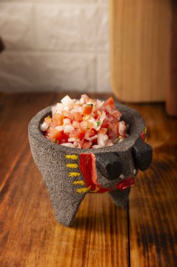 Geleneksel Meksika Pico de Gallo sosu. Soğan, domates, kişniş, yeşil biber ve limon suyuyla yapılan kolay ve sağlıklı bir tarif..