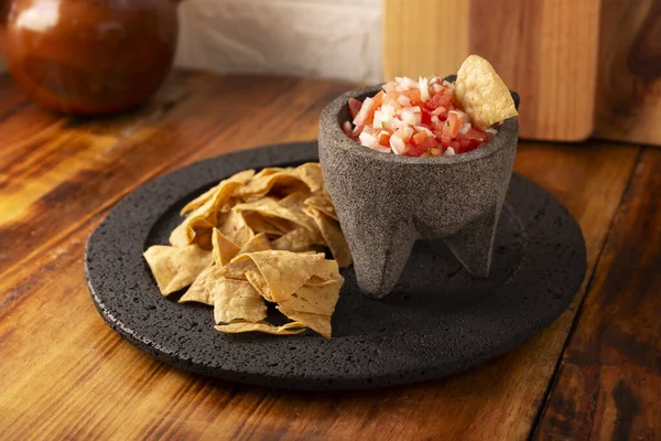 Geleneksel Meksika Pico de Gallo sosu, soğan, domates, kişniş, yeşil biber, tuz ve limon suyuyla yapılan kolay ve sağlıklı bir tarif. Taş bir molcajete 'de servis edilmiş..