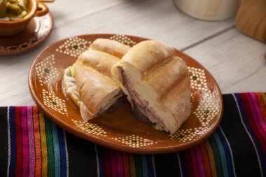 Meksika jambonlu sandviçi, Meksika 'da buna Torta de Jamon denir, Meksika tortası' nın en popüler sandviçi ve tarifi kimin hazırladığına bağlı olarak değişir, Bolillo o telera ekmeğiyle yapılır..