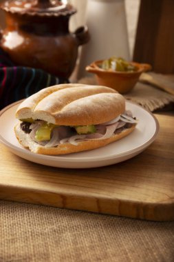 Meksika jambonlu sandviçi, Meksika 'da buna Torta de Jamon denir, Meksika tortası' nın en popüler sandviçi ve tarifi kimin hazırladığına bağlı olarak değişir, Bolillo o telera ekmeğiyle yapılır..