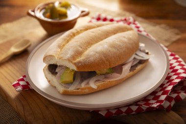 Meksika jambonlu sandviçi, Meksika 'da buna Torta de Jamon denir, Meksika tortası' nın en popüler sandviçi ve tarifi kimin hazırladığına bağlı olarak değişir, Bolillo o telera ekmeğiyle yapılır..