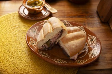 Meksika jambonlu sandviçi, Meksika 'da buna Torta de Jamon denir, Meksika tortası' nın en popüler sandviçi ve tarifi kimin hazırladığına bağlı olarak değişir, Bolillo o telera ekmeğiyle yapılır..