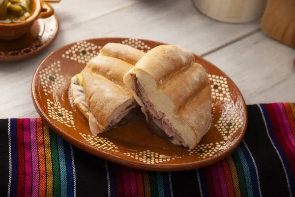 Meksika jambonlu sandviçi, Meksika 'da buna Torta de Jamon denir, Meksika tortası' nın en popüler sandviçi ve tarifi kimin hazırladığına bağlı olarak değişir, Bolillo o telera ekmeğiyle yapılır..