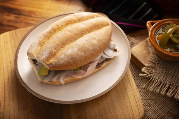 Meksika jambonlu sandviçi, Meksika 'da buna Torta de Jamon denir, Meksika tortası' nın en popüler sandviçi ve tarifi kimin hazırladığına bağlı olarak değişir, Bolillo o telera ekmeğiyle yapılır..