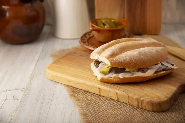 Meksika jambonlu sandviçi, Meksika 'da buna Torta de Jamon denir, Meksika tortası' nın en popüler sandviçi ve tarifi kimin hazırladığına bağlı olarak değişir, Bolillo o telera ekmeğiyle yapılır..