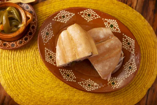 Meksika jambonlu sandviçi, Meksika 'da buna Torta de Jamon denir, Meksika tortası' nın en popüler sandviçi ve tarifi kimin hazırladığına bağlı olarak değişir, Bolillo o telera ekmeğiyle yapılır..