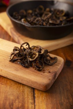 Acı biber cipsi. Meksika 'da Chicharron de Chile. Baharatlı, zeytinyağında kızartılmış kırmızı biber, ev yapımı yemek tarifi, taco, sandviç, kahvaltı veya herhangi bir yemeğe eşlik etmek için ideal..