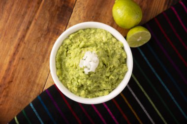 Guacamole. Avokado sosu, onu tüketmenin birçok yollarından biri de tortilla cipsleri üzerine yayılmasıdır. Meksika usulü ev yapımı sos tarifi çok popüler..