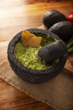 Guacamole. Avokado sosu ve tortilla cipsi ayrıca Nachos olarak da bilinir volkanik taş havan ve tokmak ile servis edilen bir kasede molcajete olarak da bilinir. Meksika usulü ev yapımı sos tarifi çok popüler..