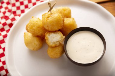 Kızarmış peynirli toplar, kolay ve lezzetli ev yapımı aperatif tarifi. Sos ile servis edilir..