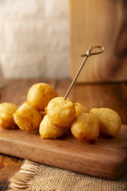 Kızarmış peynir topları, kolay ve lezzetli ev yapımı aperatif tarifi..