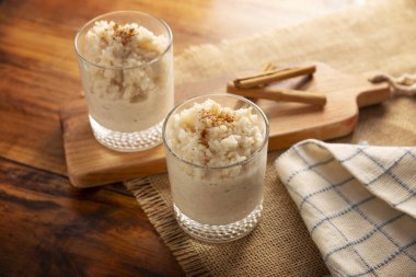 Sütlaç. Süt ve şekerle pilav pişirilerek yapılan tatlı yemekler arasında tarçın, vanilya veya diğer malzemeler yer alıyor. Çok kolay bir tatlı tarifi ve tüm dünyada çok popüler..