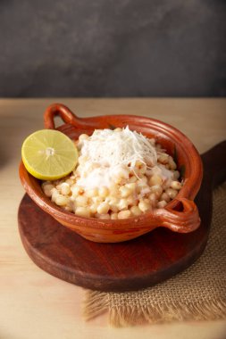 Esquites. Mısır taneleri mayonez, ekşi krema, limon ve biber tozu ile pişirilip servis ediliyor. Meksika 'da çok popüler sokak yemekleri, Elote en Vaso olarak da bilinir. Tarif bölgeye göre değişiyor.