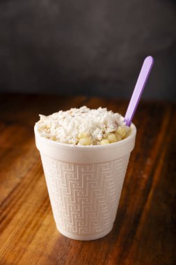 Esquites. Mısır taneleri mayonez, ekşi krema, limon ve biber tozu ile pişirilip servis ediliyor. Meksika 'da çok popüler sokak yemekleri, Elote en Vaso olarak da bilinir. Tarif bölgeye göre değişiyor.