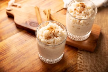 Sütlaç. Süt ve şekerle pilav pişirilerek yapılan tatlı yemek, bazı tarifler tarçın, vanilya veya diğer malzemeler içeriyor, tarifi çok kolay ve tüm dünyada çok popüler..