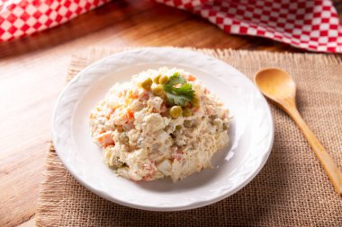 Rus salatası, Olivier Salatası olarak da bilinir. Birçok ülkede çok popüler olan ana malzemeler patates, mayonez ve bezelye, havuç, haşlanmış yumurta veya tavuk gibi sebzelerdir.