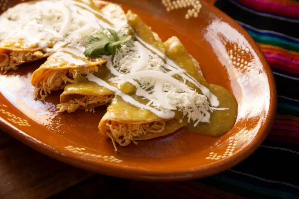Πράσινο Enchiladas Τυπικό Μεξικάνικο Πιάτο Φτιαγμένο Διπλωμένη Έλασης Τορτίγια Καλαμποκιού — Φωτογραφία Αρχείου