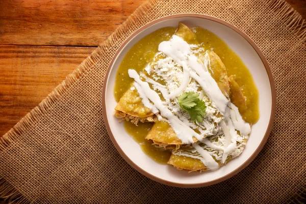 엔킬라다스 옥수수 토르티야로 전형적인 멕시코 옥수수 토르티야 닭고기와 치즈와 양파로 — 스톡 사진