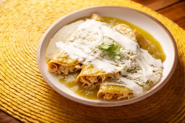 엔킬라다스 옥수수 토르티야로 전형적인 멕시코 옥수수 토르티야 닭고기와 치즈와 양파로 스톡 이미지