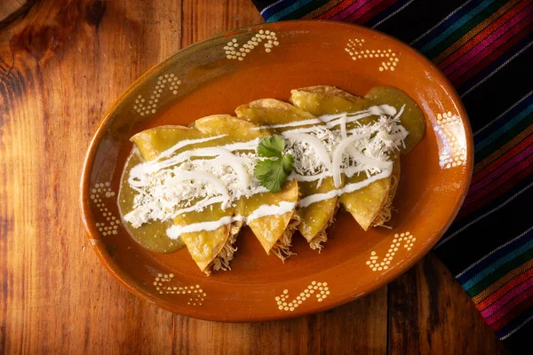엔킬라다스 옥수수 토르티야로 전형적인 멕시코 옥수수 토르티야 닭고기와 치즈와 양파로 로열티 프리 스톡 이미지
