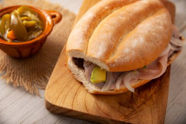 Meksika jambonlu sandviçi, Meksika 'da buna Torta de Jamon denir, Meksika tortası' nın en popüler sandviçi ve tarifi kimin hazırladığına bağlı olarak değişir, bolillo veya telera ekmeğinden yapılır..