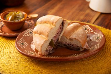 Meksika jambonlu sandviçi, Meksika 'da buna Torta de Jamon denir, Meksika tortası' nın en popüler sandviçi ve tarifi kimin hazırladığına bağlı olarak değişir, bolillo veya telera ekmeğinden yapılır..