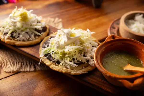 Sopa Comida Mexicana Caseira Tradicional Preparada Com Achatada Beliscada Borda — Fotografia de Stock