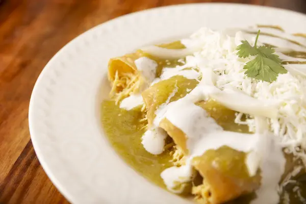 엔킬라다스 옥수수 토르티야로 전형적인 멕시코 옥수수 토르티야 닭고기와 치즈와 양파로 스톡 사진