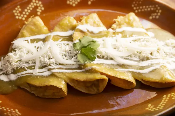Зеленые Энчиладас Типичное Мексиканское Блюдо Приготовленное Сложенной Свернутой Кукурузной Лепешки Стоковое Изображение