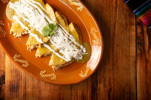 Зеленые Энчиладас Типичное Мексиканское Блюдо Приготовленное Сложенной Свернутой Кукурузной Лепешки Стоковая Картинка