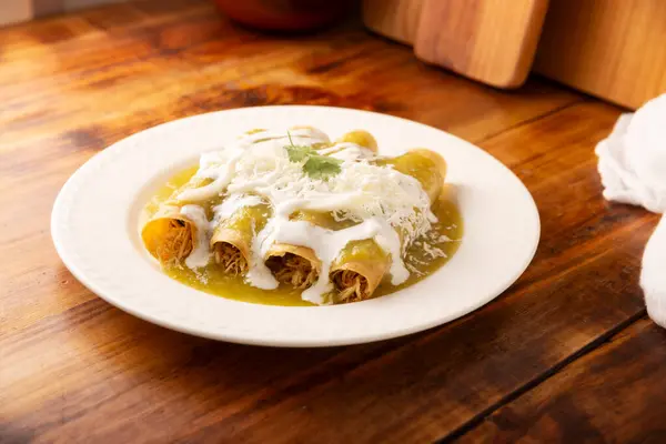 Πράσινο Enchiladas Τυπικό Μεξικάνικο Πιάτο Φτιαγμένο Διπλωμένη Έλασης Τορτίγια Καλαμποκιού Royalty Free Φωτογραφίες Αρχείου