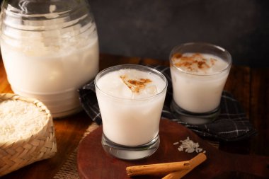 Agua de Horchata. Horchata de arroz olarak da bilinir, Meksika 'nın geleneksel tatlı sularından (aguas frescas) biridir, tatlı su, pirinç ve tarçınla yapılır..