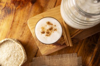 Agua de Horchata. Horchata de arroz olarak da bilinir, Meksika 'nın geleneksel tatlı sularından (aguas frescas) biridir, tatlı su, pirinç ve tarçınla yapılır..