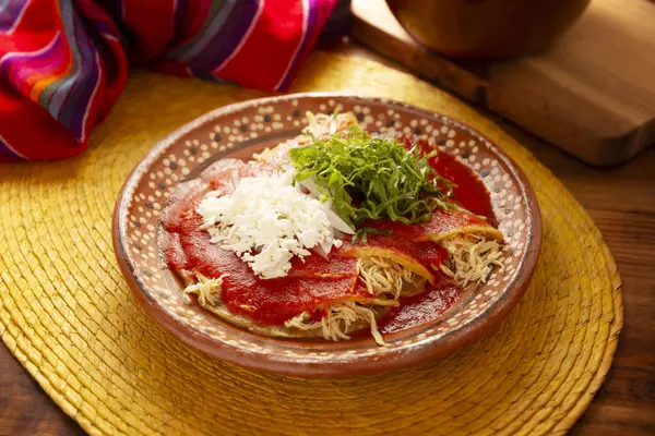 엔토마타다스 옥수수 토르티야 토마토 소스로 준비된 멕시코 요리의 전형적인 요리인 — 스톡 사진