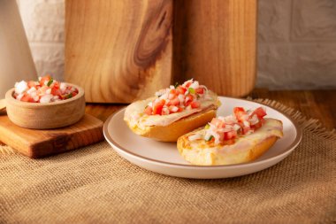 Köstebekler. Meksika tarifi bolillo ekmeğine dayanır. Uzun uzadıya bölünmüş, kızarmış fasulye ve graten peyniri ile yayılmış, pico de gallo sosu ve jambon, domuz pastırması veya sucuk gibi proteinler eklenmiş..