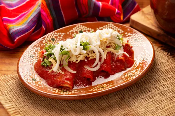 Entomatadas 也被称为恩吉托玛塔达斯 Enjitomatadas 是一种典型的墨西哥菜式 用玉米饼 番茄酱和切碎的鸡肉制成 经典的自制菜谱 图库照片