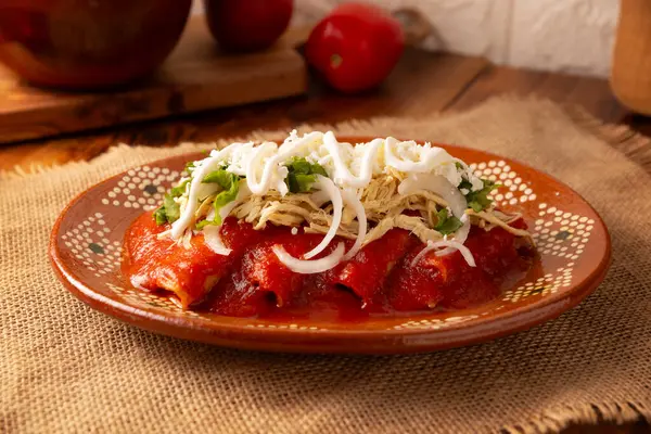 엔토마타다스 옥수수 토르티야 토마토 소스로 준비된 멕시코 요리의 전형적인 요리인 로열티 프리 스톡 이미지